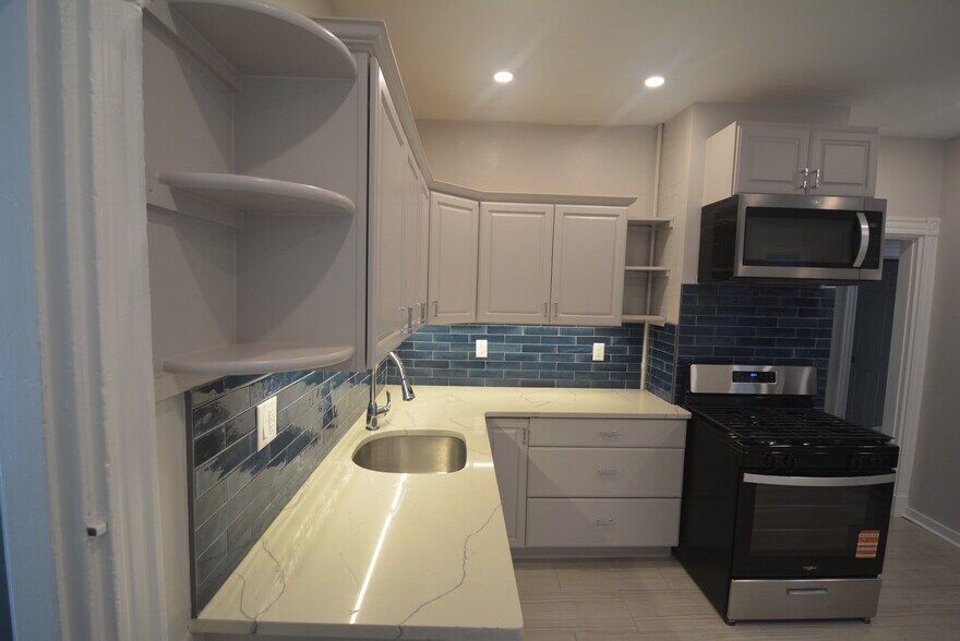 Building Photo - 31 Claybourne St