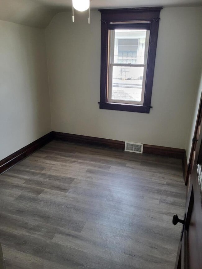 Building Photo - 308 N 10th Ave