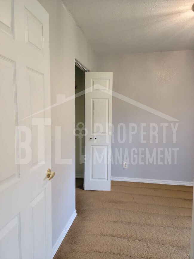 Building Photo - 3 Bedroom 3 Car Garage Family Home near Do...