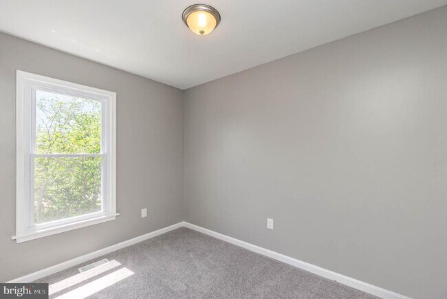 Building Photo - 324 Talbot Ct