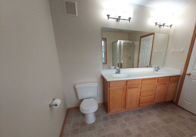 Building Photo - Great 3 Bedroom Townhome in Dancing Waters of Woodbury