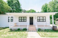 Building Photo - 3 Bedroom Home with Spacious Back yard Close to NCSU!