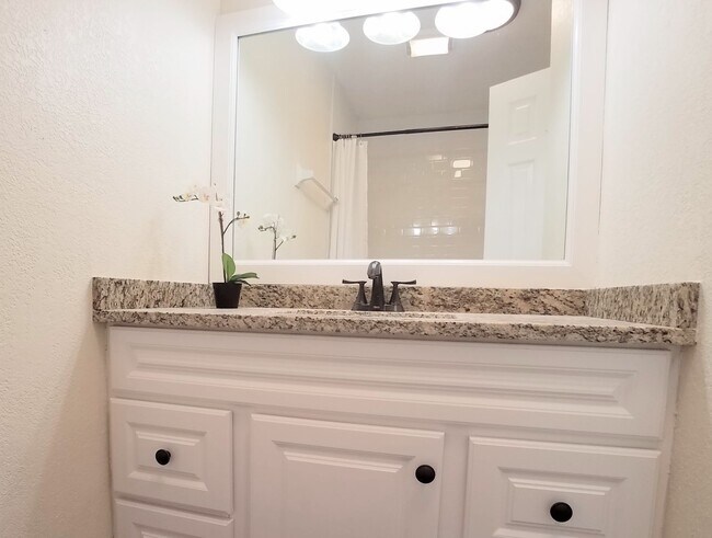 Building Photo - FOR RENT! Gorgeous First Floor Remodeled 2...