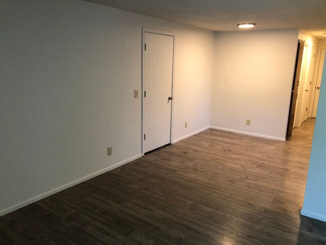 Building Photo - Updated 2 bed 1 bath dulpex in Eugene!