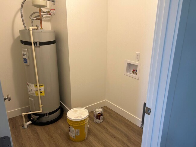 Building Photo - First Month Free   Newly Built Townhouse