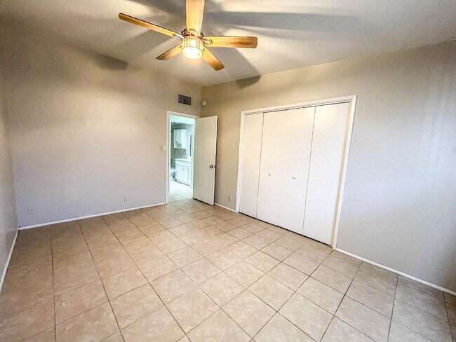 Building Photo - 1239 N Alamo Ave