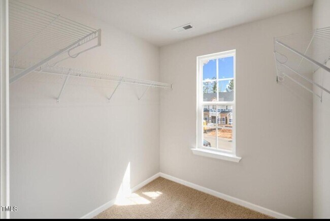 Building Photo - 3 Bedroom Townhome with Garage for Rent