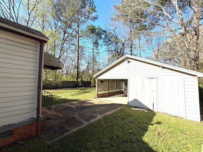 Building Photo - ** 3 Bed 1 Bath located in Cloverdale ** Call 334-366-9198 to schedule a self tour