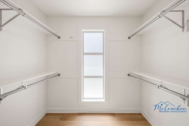 Building Photo - Modernized Spacious 3 Bedroom Home with Lu...