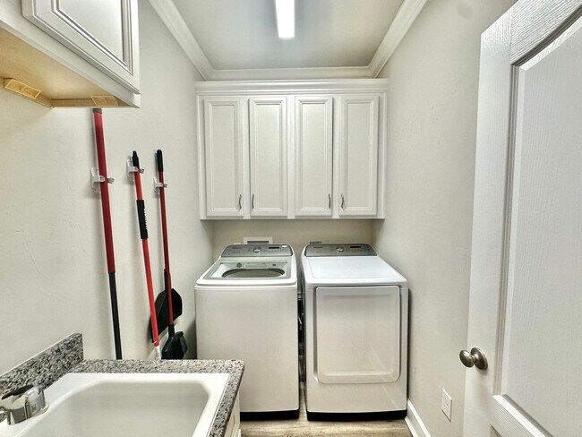 Building Photo - Modern Comfort in Fletcher Oaks – 3BR/2BA Home with Natural Light & Serene Views
