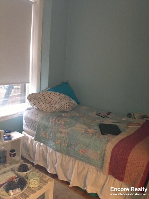 Building Photo - 879 Beacon St