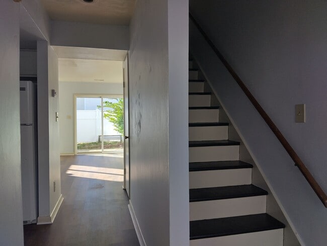 Building Photo - Light filled 3bd/1.5ba with hardwood throughout