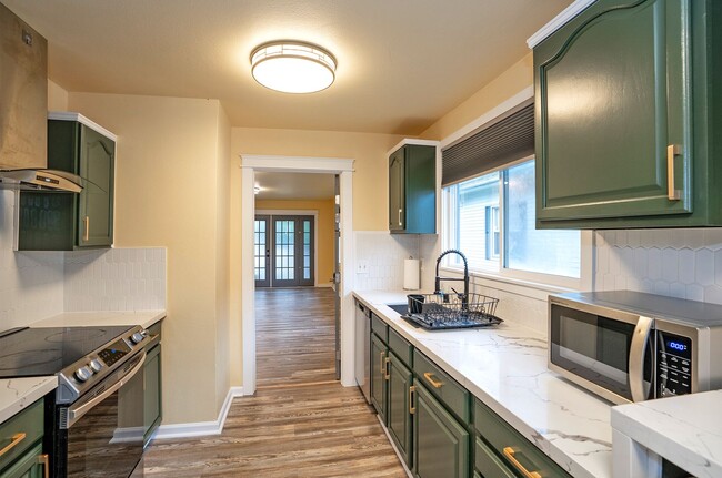 Building Photo - Convenience Meets Charm in this 3 Bedroom ...