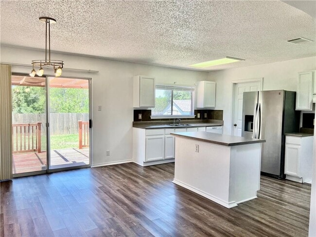 Building Photo - 1105 Jolie Ln