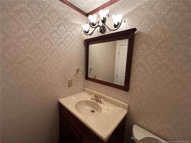 Building Photo - 2410 Fairfax Pl