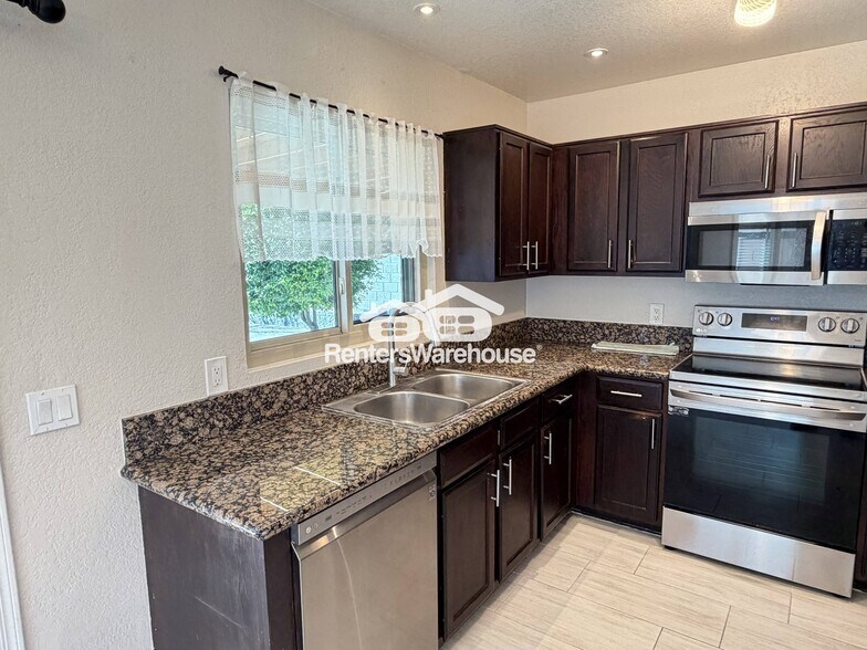 Building Photo - 2023 E Paradise Ln