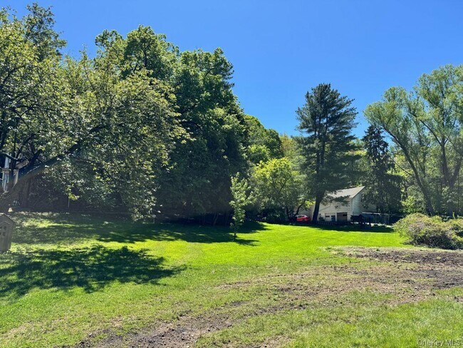 Building Photo - 560 Taxter Rd