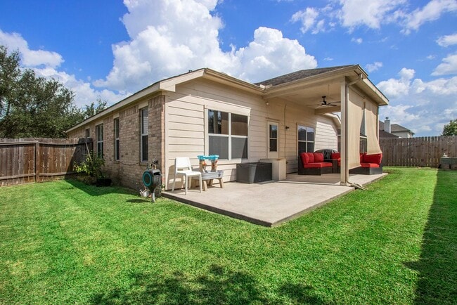 Building Photo - Gorgeous 3BR/2.5 Bath Single Family Home i...