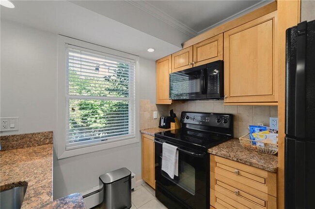 Building Photo - 364 Bellevue Ave
