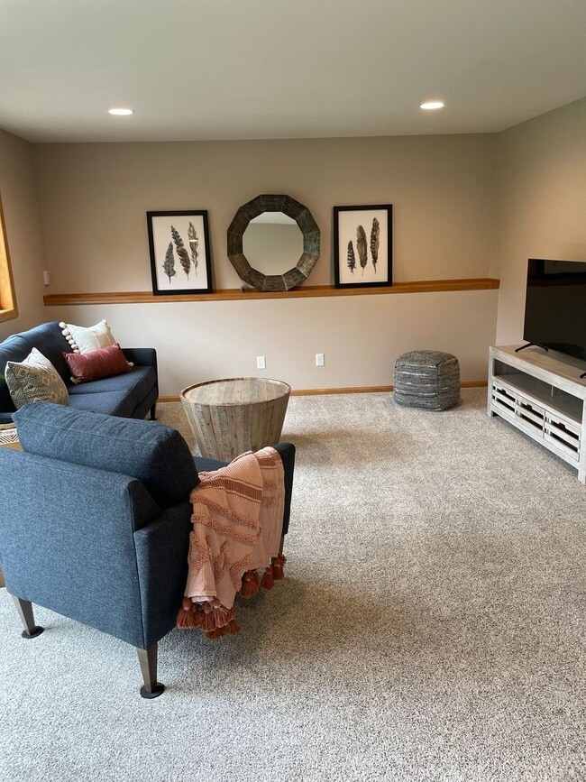 Building Photo - 3109 Tamarack Ln SE