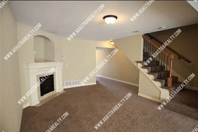 Building Photo - Spacious 3 Bedroom/2.5 Bath Townhome in Platte City-Available in JULY!!