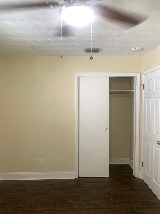 Building Photo - REMODELED 2 BR, 1 BATH 1 CAR GARAGE !