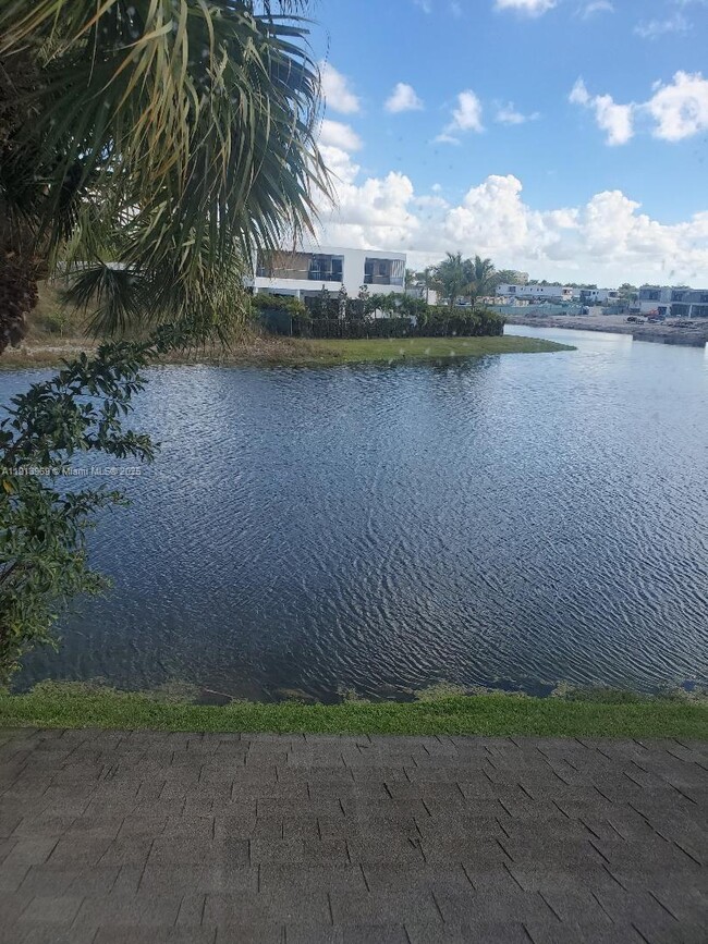 Building Photo - 16645 Hemingway Dr