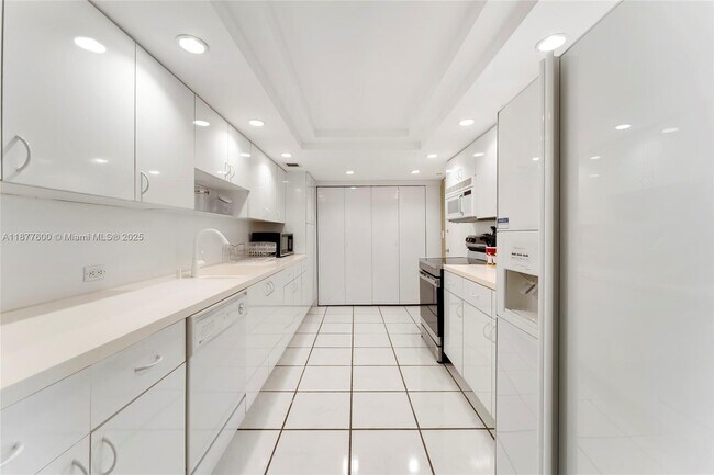 Building Photo - 1121 Crandon Blvd