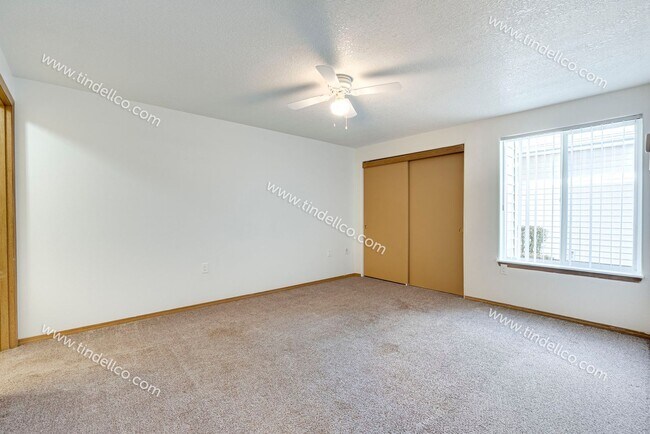 Building Photo - Spacious Pet-Friendly Ground Level Unit w/ Parking Included!