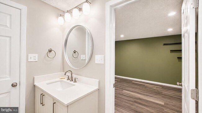 Building Photo - 19105 Willow Spring Dr