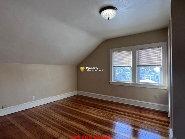 Building Photo - NICE house with wood floors