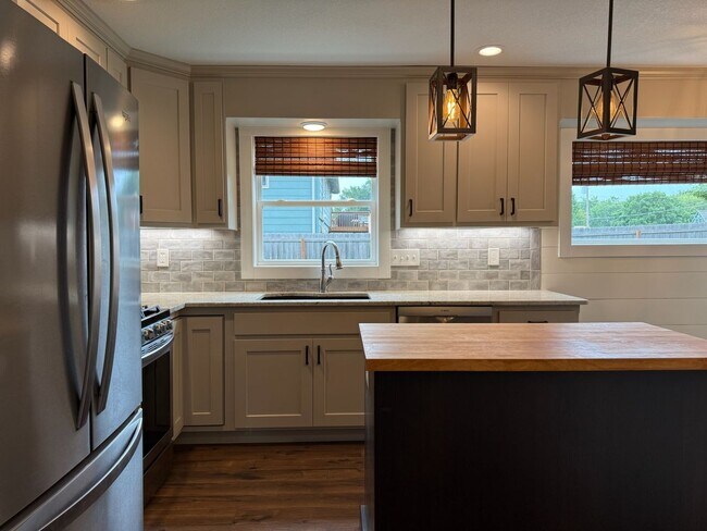 Building Photo - 4 bedroom 2.5 bath near Lake Shawnee