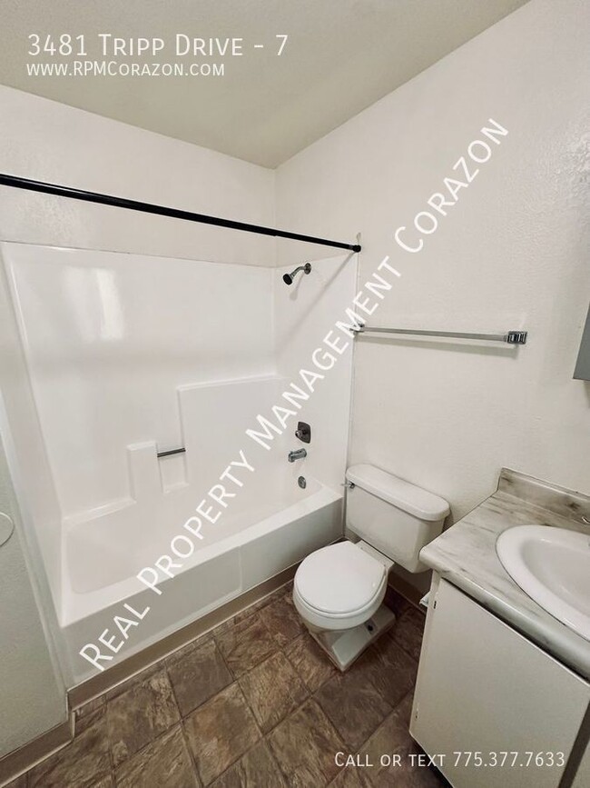 Building Photo - Spacious upstairs unit w/ dishwasher/wall ...