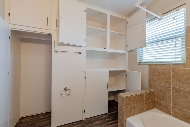 Building Photo - 305-315 N Highland Ave