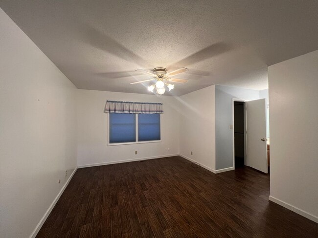 Building Photo - 3 Bedroom 2 Full Bath and a Short Walk to ...