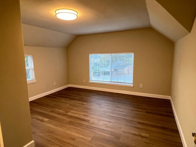 Building Photo - NEWLY REMODELED! 3+ bed, 1.5 bath, a/c, d/...