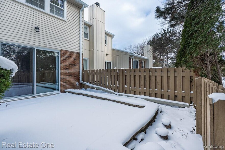 Building Photo - 5075 Buckingham