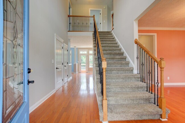 Building Photo - 716 Cavalier Dr