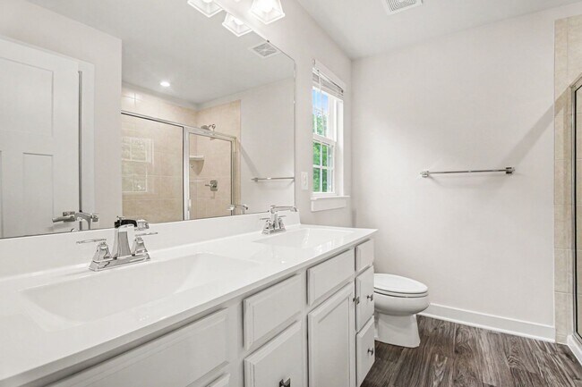 Building Photo - Stunning & Spacious 3-Level Single Family Home in Lees Parke – Move-In Ready!