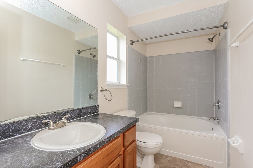 Building Photo - 2141 Ardencroft Dr