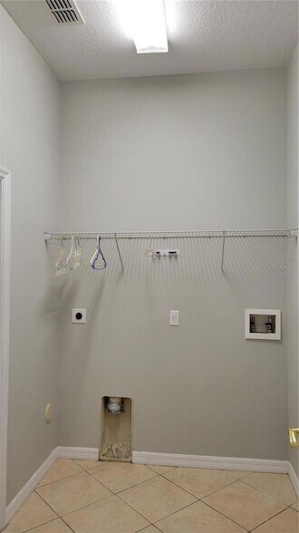 Building Photo - 421 Holly Fern Trl
