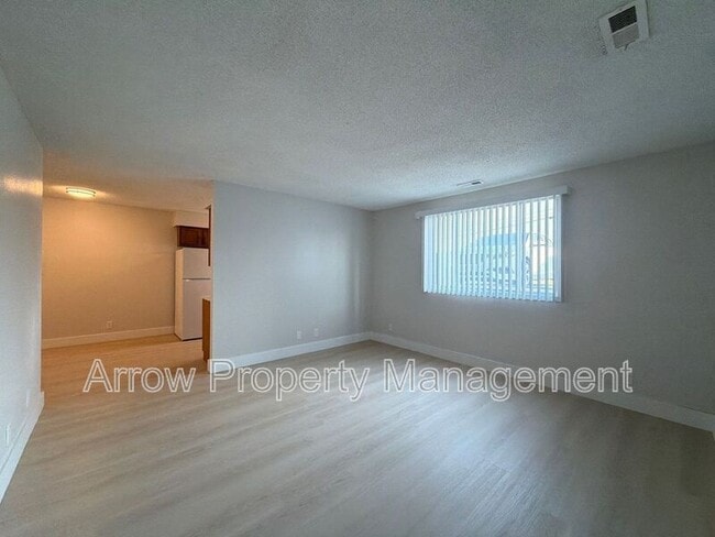 Building Photo - 515 W Saunders Ave