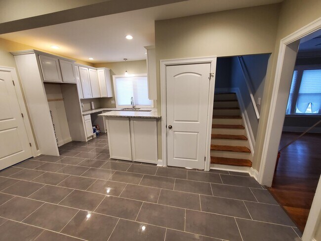 Building Photo - 2914 Hurlbut St