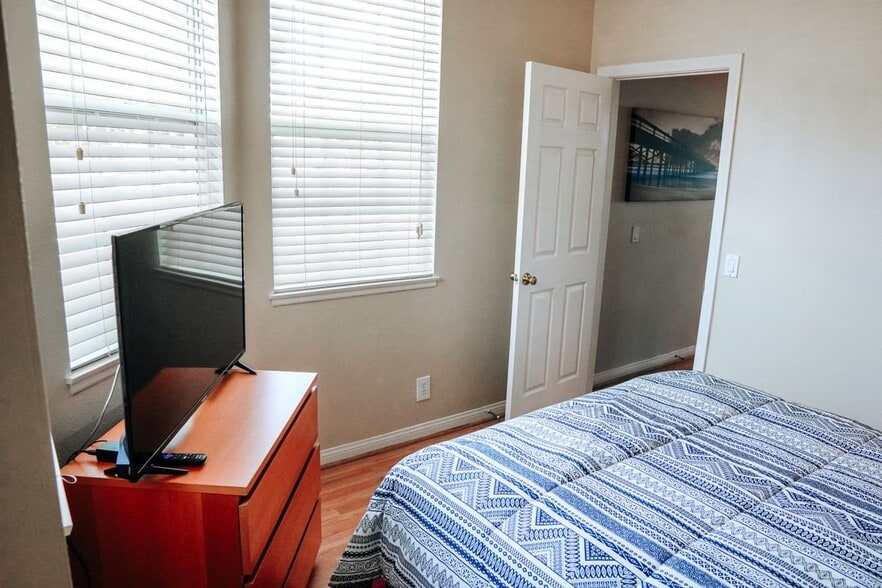 Building Photo - 326 Pasto Rico-