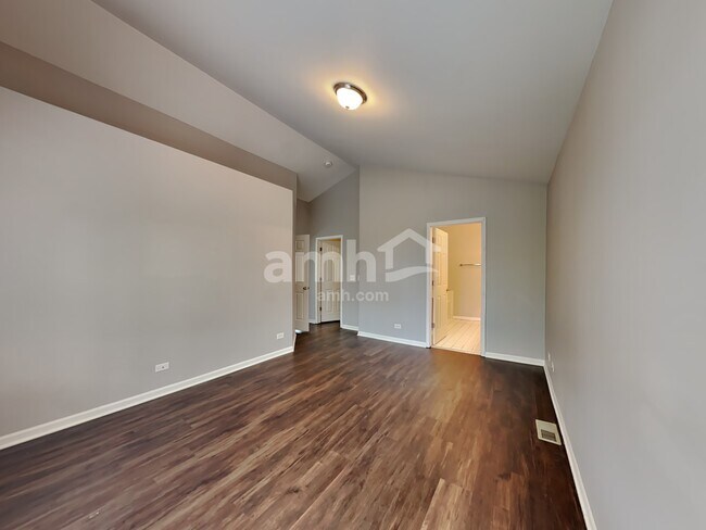 Building Photo - 9921 Bedford Dr