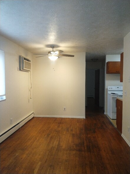 Building Photo - 2044 Mills Ave