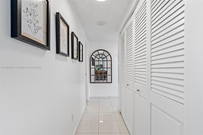 Building Photo - 300 Bayview Dr
