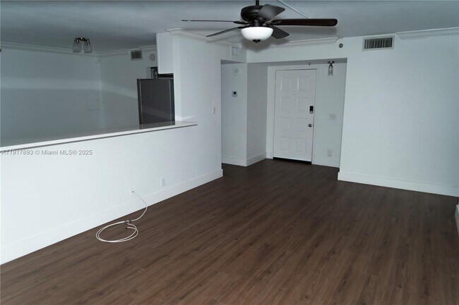 Building Photo - 105 Lake Emerald Dr