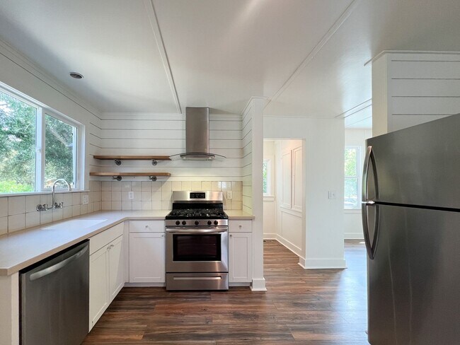 Building Photo - Charming Downtown Napa Cottage with Large Fenced Yard & Ample Parking