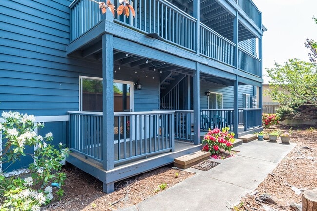 Building Photo - 2 Bed + Den/Office 2 Bath Ground level Condo